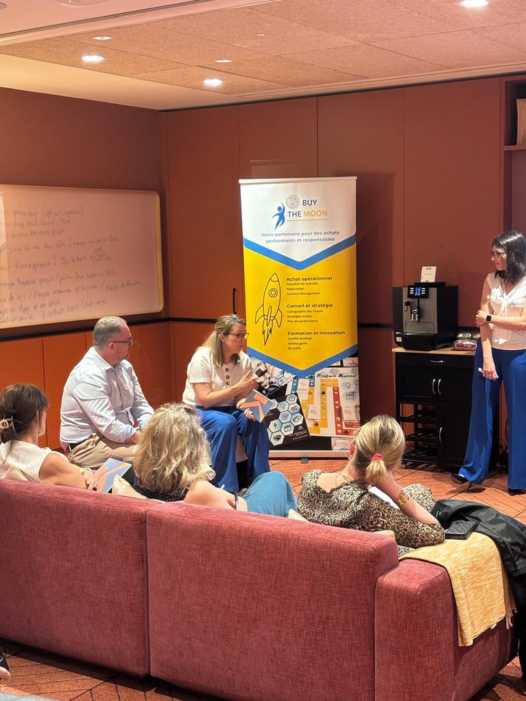 Quatre participants autour d'une table pendant un atelier de formation avec du matériel de jeu