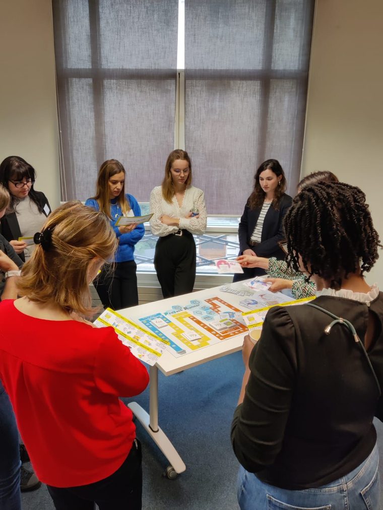 Équipe réunie autour du plateau de jeu Project Runner pendant une session de formation BTM